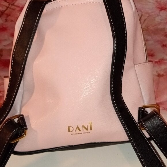 DISNEY DANI MINNIE MOUSE PINK MINI BACKPACK - Picture 6 of 11